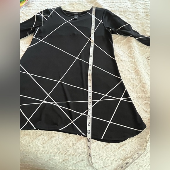 Alfani Black and White Graphic 3/4 Sleeve Tunic Style Petite Small - Picture 7 of 10